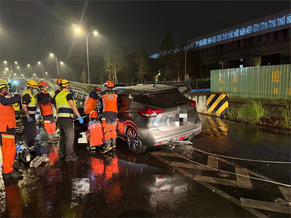 快新聞/驚悚!新北76歲男「凌晨駕車直撞橋墩」! 車頭全毀傷勢嚴重