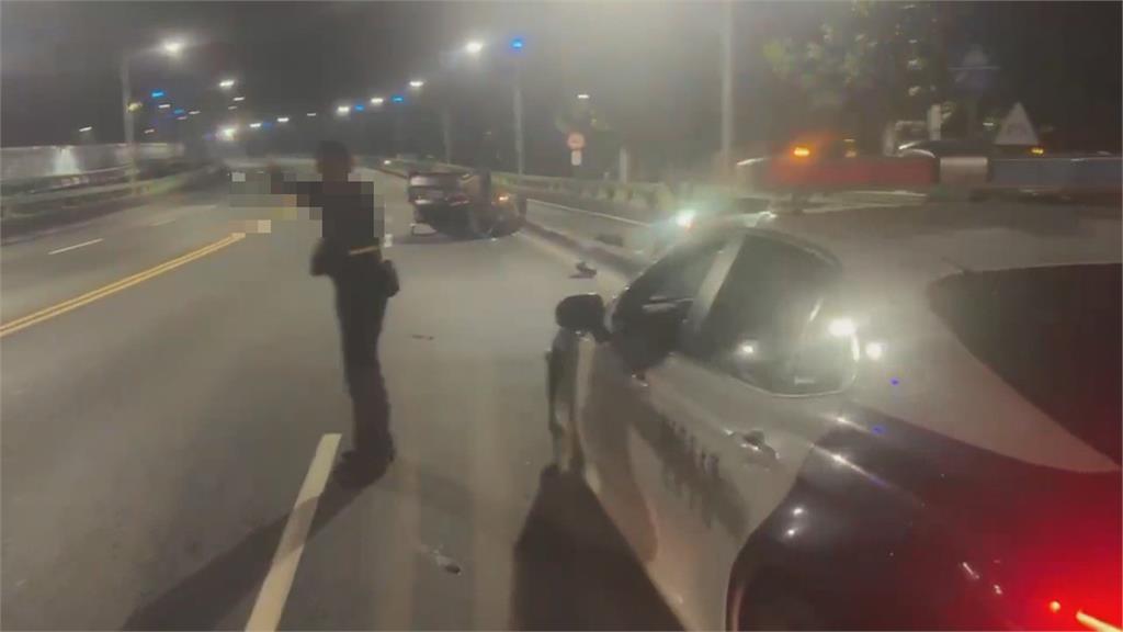 高雄楠梓轎車自撞四輪朝天! 新興駕駛"鬼切三線道"釀禍