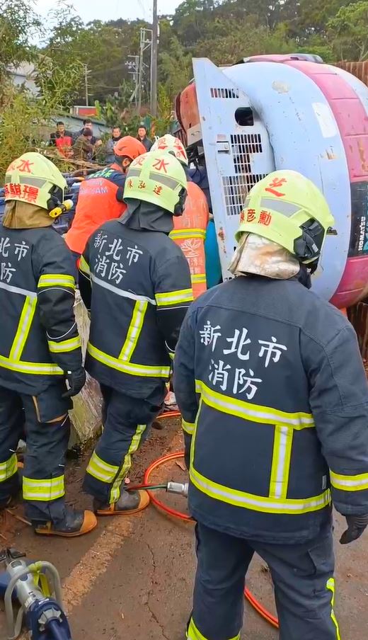 快新聞/淡水山區怪手施工側翻!34歲駕駛受困 警消緊急救援中