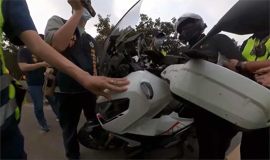 違規騎重機上國道爭路權 騎士遭警拘提