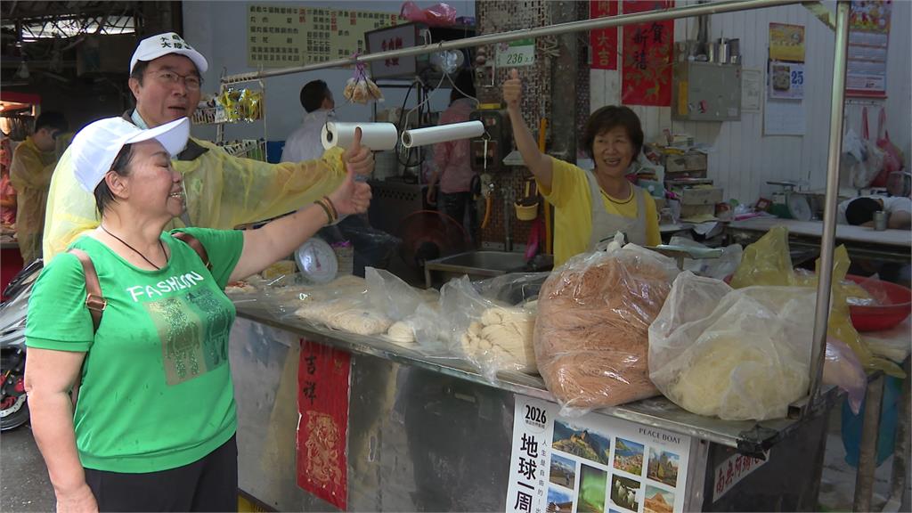 去年痛罵徐巧芯一戰成名! 民主阿嬤投票前現身陪同掃街