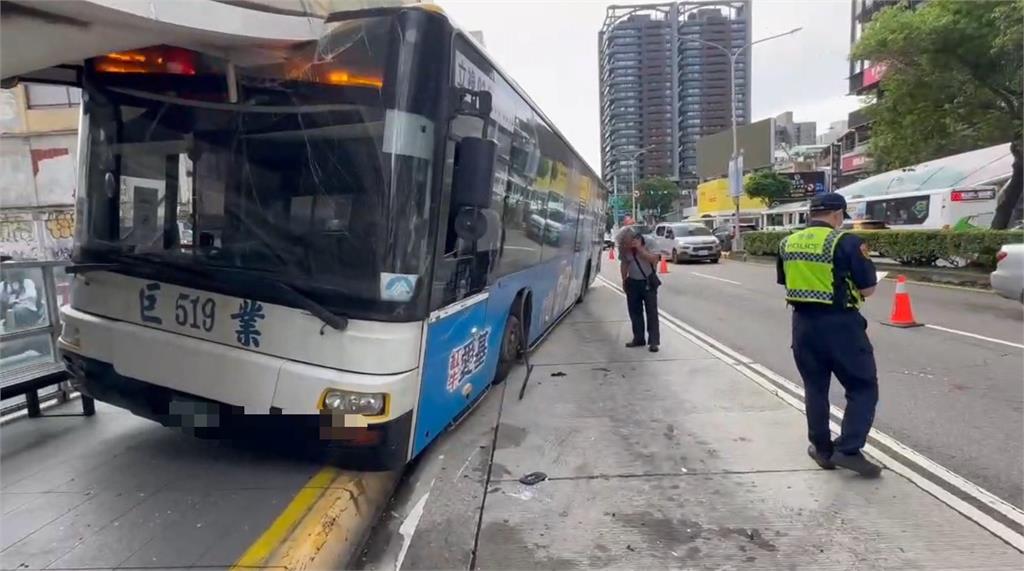 最新／台中巨業客運又出事！疑閃避「爆胎小客車」猛撞BRT站畫面曝