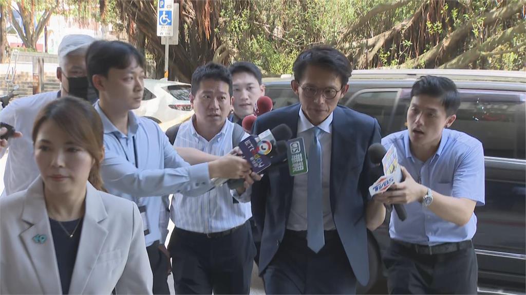 快新聞／有點痛！黃國昌抱怨遭攝影機「碰到頭」　旁人笑回：誰敢打你？