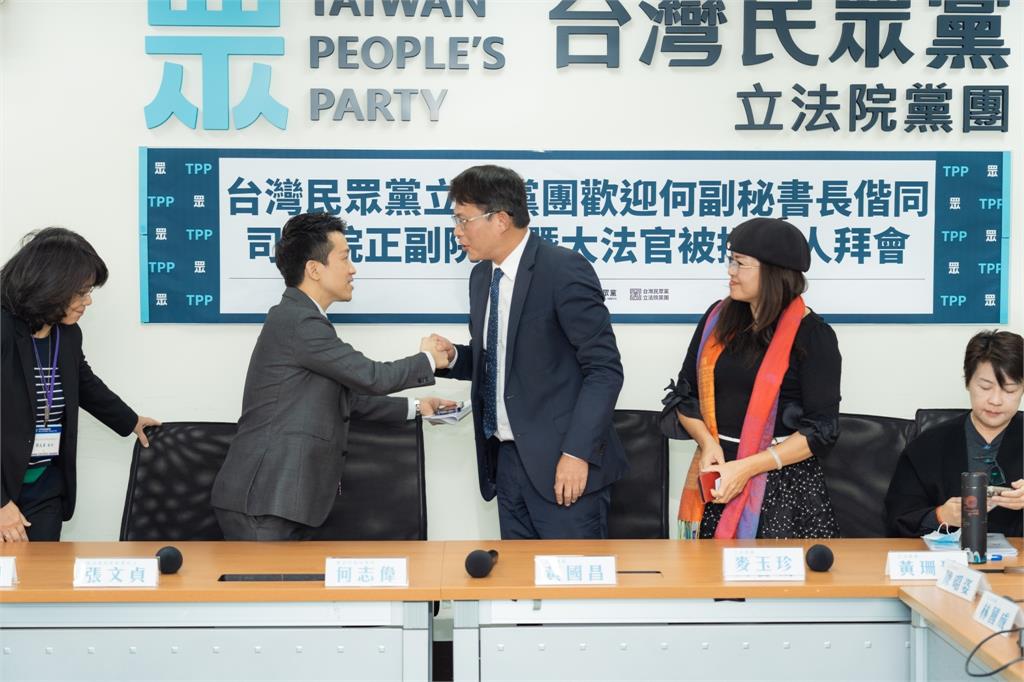 快新聞/何志偉率大法官被提名人拜會懇託支持 黃國昌:務實態度嚴審