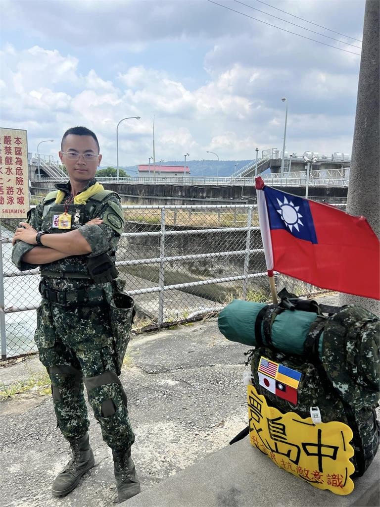 他全副武裝「行軍徒步環島」!航特部退伍兵揭1大關鍵:守護民主自由