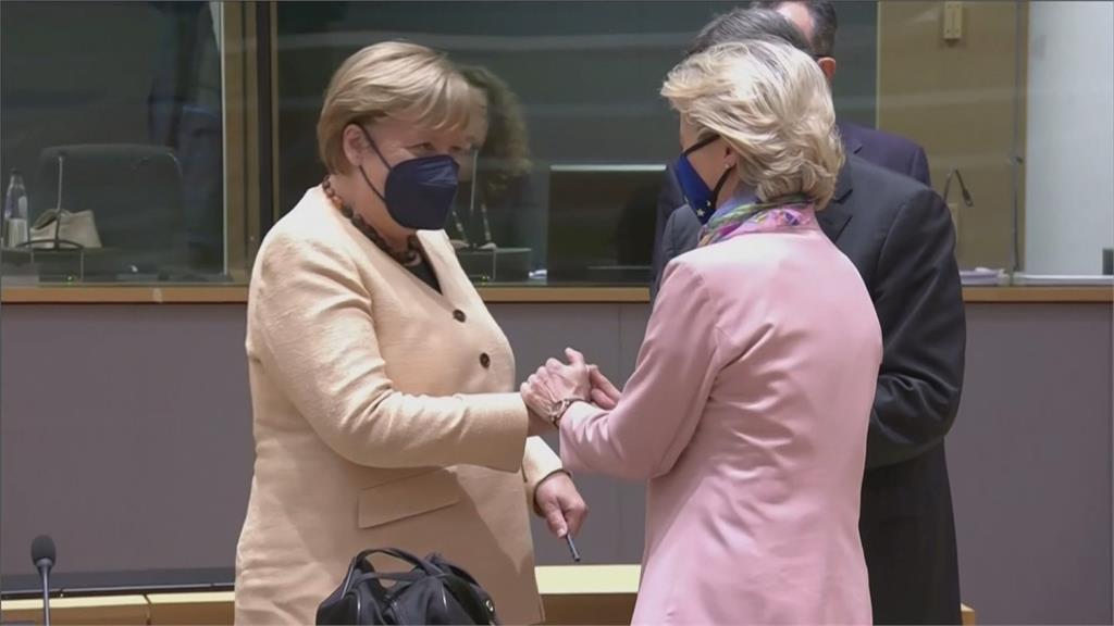 尷尬！歐盟領袖峰會　梅克爾緊握拳頭拒握手
