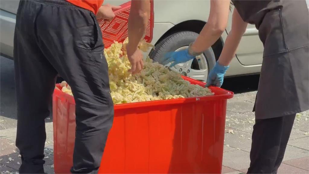 在地美食？花椰菜「丟地曝曬」　蒼蠅狂飛　店家：自己要吃的