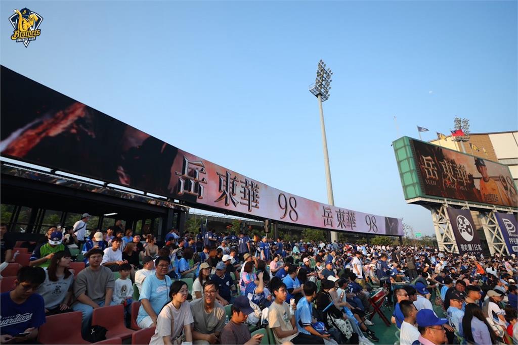 臺中洲際球場視覺大進化！ 中信兄弟導入台灣首創外野 LED 看板