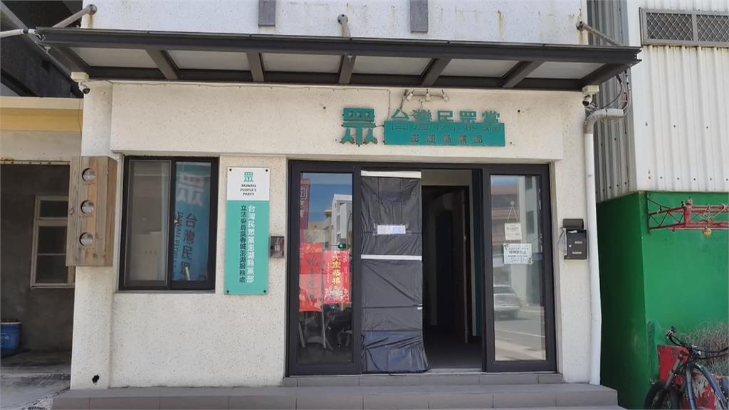 疑政治立場不同!民眾黨澎湖黨部 男子持石頭猛砸大門