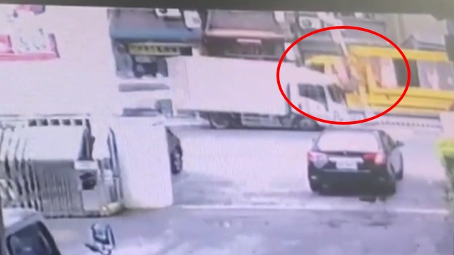 離奇車禍!燈桿被來回撞斷 3車被波及毀損