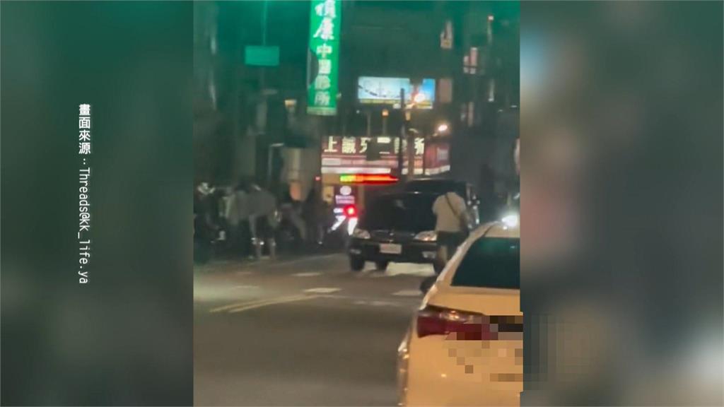 忘拉手煞車！轎車倒退嚕滑到退向車道　駕駛一路狂追