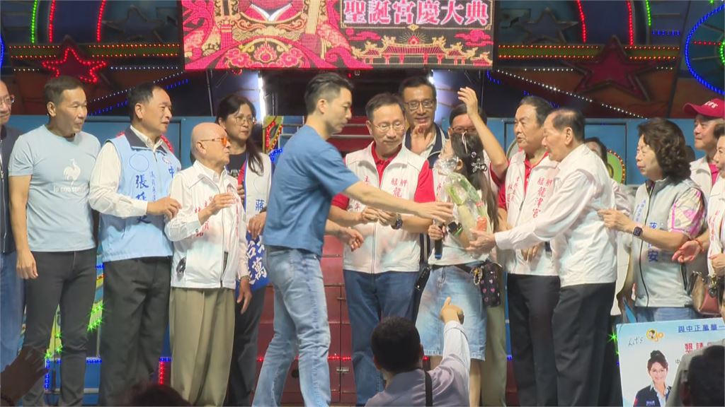 蔣萬安宮廟拜票爆又出事了！廟方送「1吉祥物」他超急1動作　遭轟：也太沒禮貌