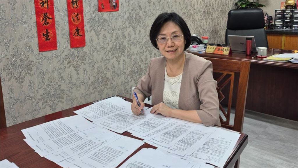 呼喚沈伯洋！翁曉玲開金嗓高唱《想見你》　喊話：快回立法院開會