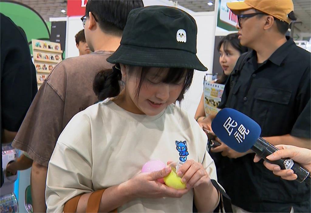 荷包失守！　文博會首假日擠爆　民眾推行李箱搶購