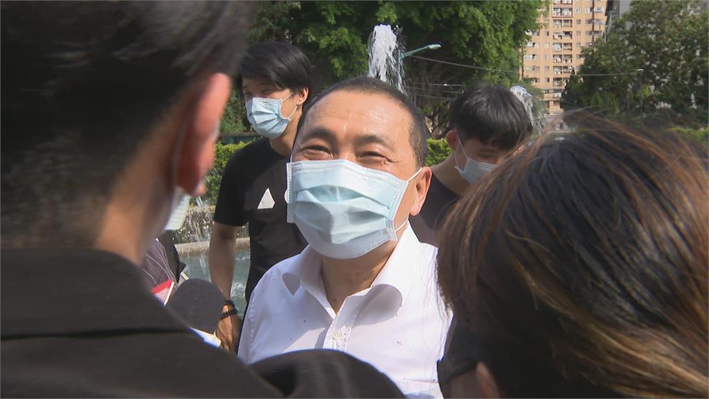 翻轉人生 侯友宜與青年挽袖刷地板