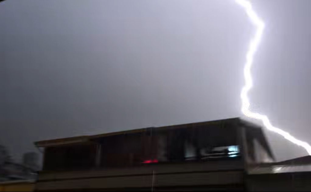 南投草屯雷雨強襲!居民捕捉「紫雷轟頂」駭人瞬間⋯網抖問:誰在發誓