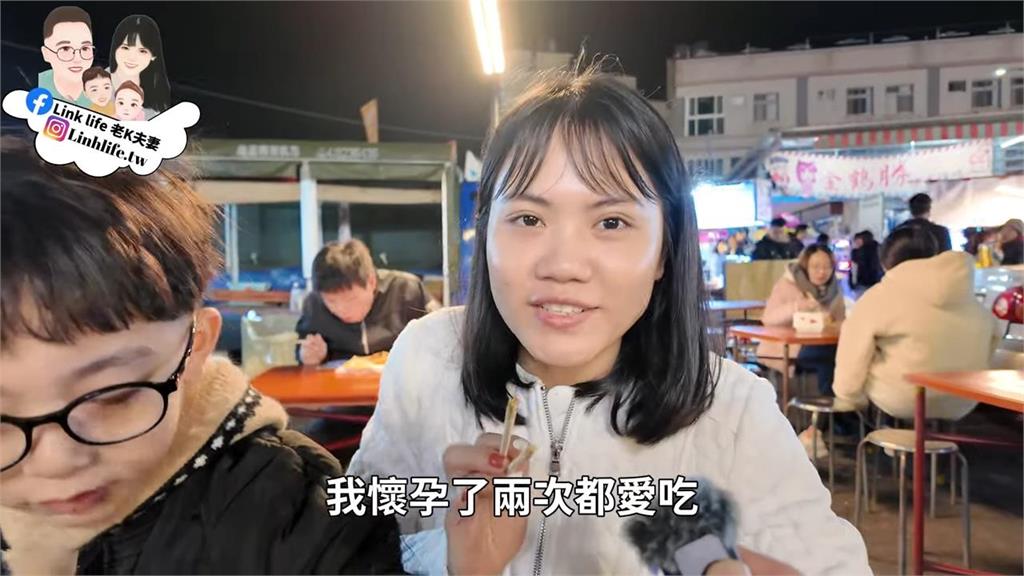 回台直奔夜市！「泡菜狂塞臭豆腐」吃法超專業　越南人妻笑：懷孕時愛吃