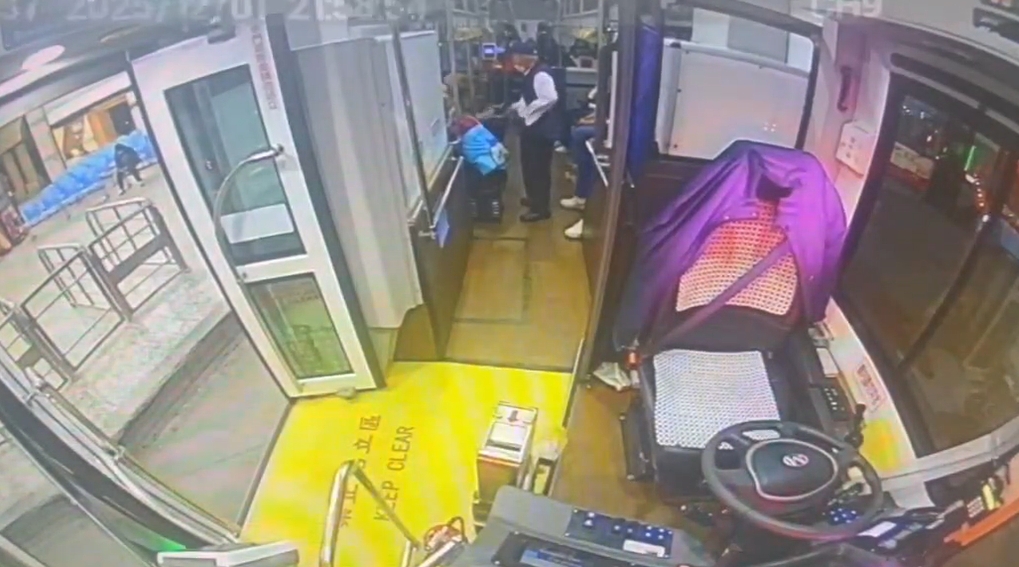 2女搭公車少投14元拒絕補票! 講不聽! 駕駛無奈開車