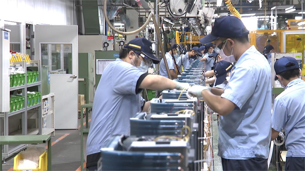 領多少算低薪？全台126萬勞工「年薪沒過39萬」　服務業平均月薪僅3.1萬