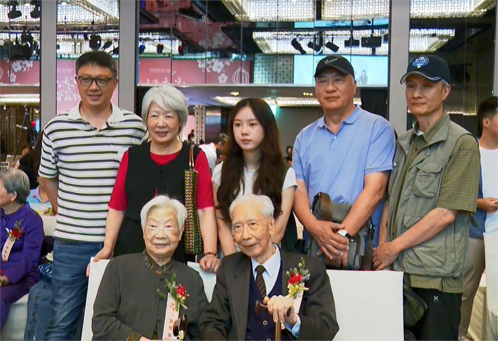 金婚表揚典禮飄粉紅泡泡！　「白金婚」爺奶盛裝出席