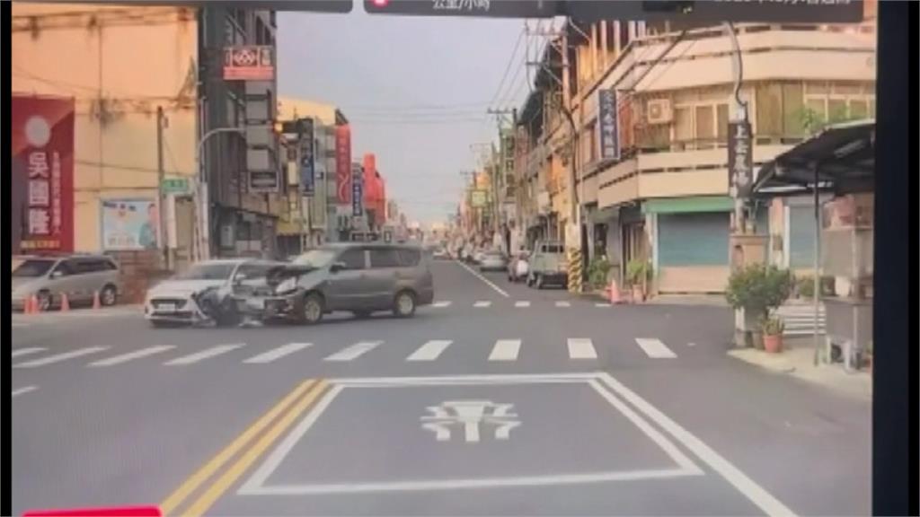 彰化永靖路口兩車對撞　白車滑行卡選舉看板下方