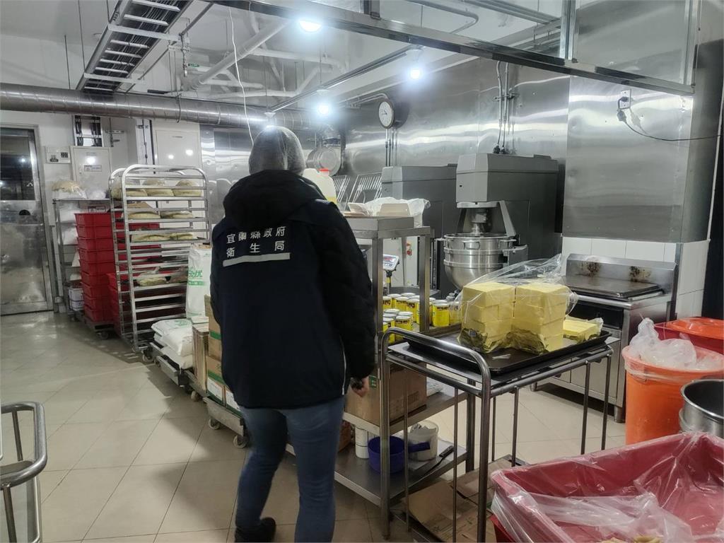快新聞/你買了嗎?宜蘭「奕順軒」糕餅驚傳夾藏塑膠 衛生局出手稽查