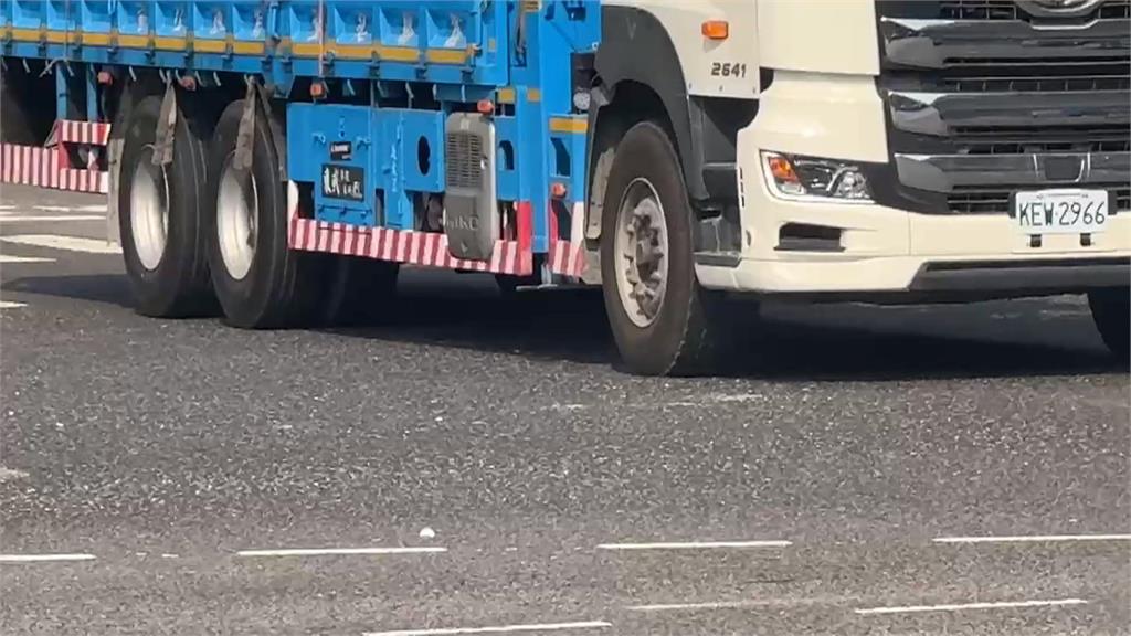 驚險! 聯結車"車輪突脫落"砸中3車 幸無人受傷