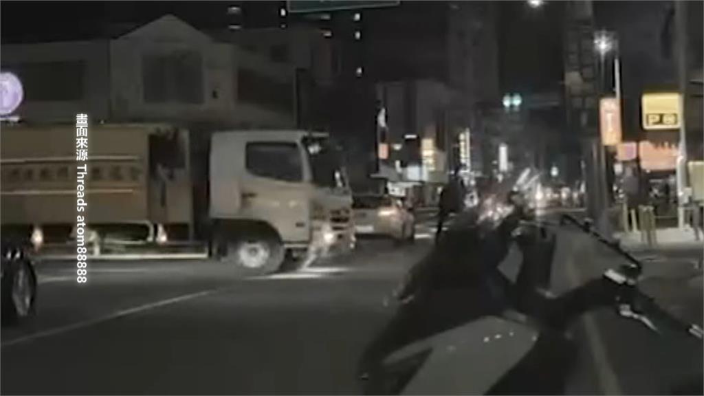 超驚險!台中環保車疑操作不慎 車輛爆衝闖燈撞上路邊車輛