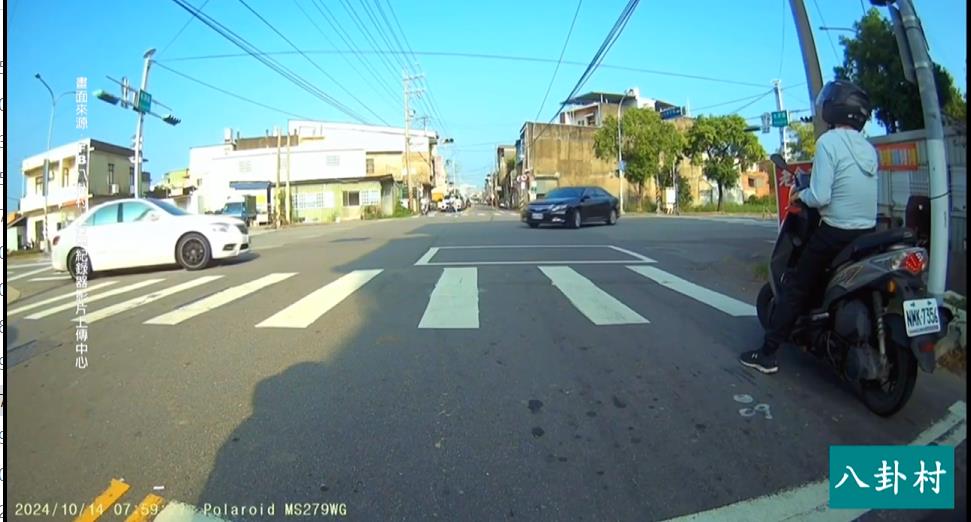 車上沒人！疑忘拉手煞惹禍　「汽車滑行」駕駛緊追在後