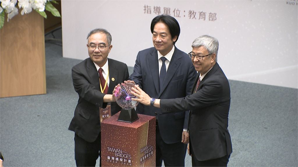 「小小賴清德拿下」　中生捏頭照挨轟！台網友怒喊遣返