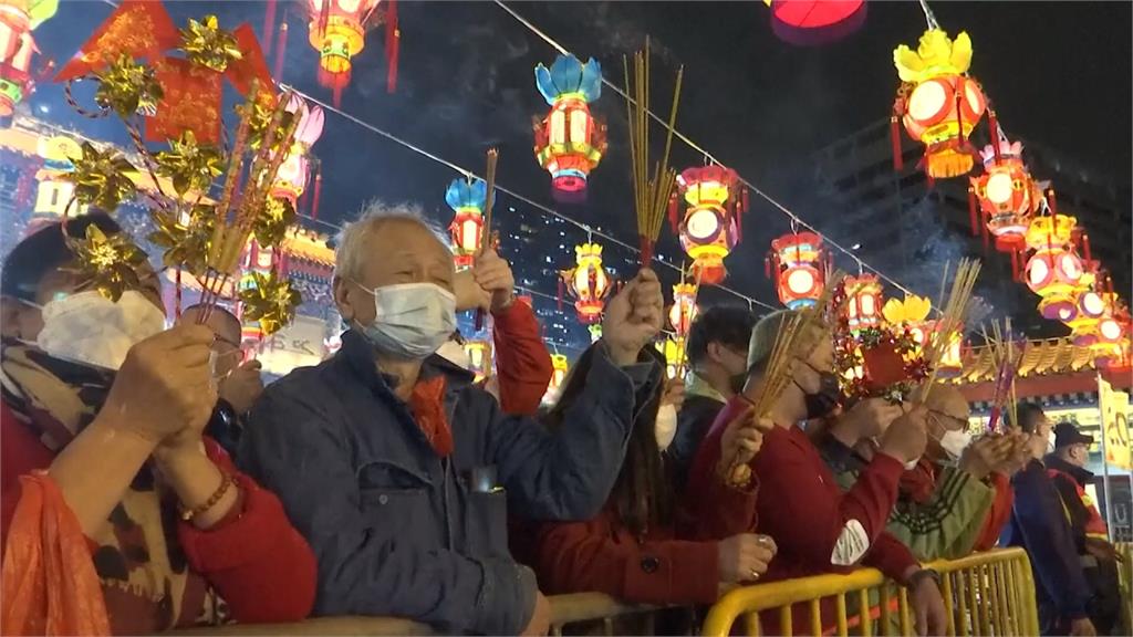 睽違兩年！香港黃大仙祠搶頭香　信眾搶插香拜拜祈求疫情快走