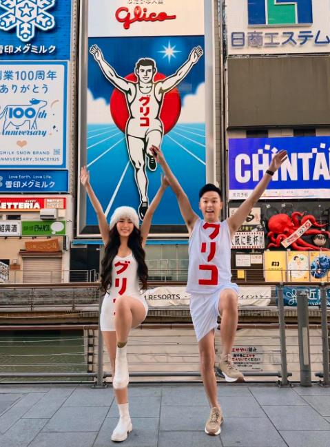 台男星遊大阪「穿吊嘎做1動作」小9歲嫩妻也在！網轟：丟臉丟到國外