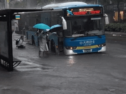 內湖大淹水…學生下公車「撲進積水裡」！下秒急起身「保護後方乘客」暖爆