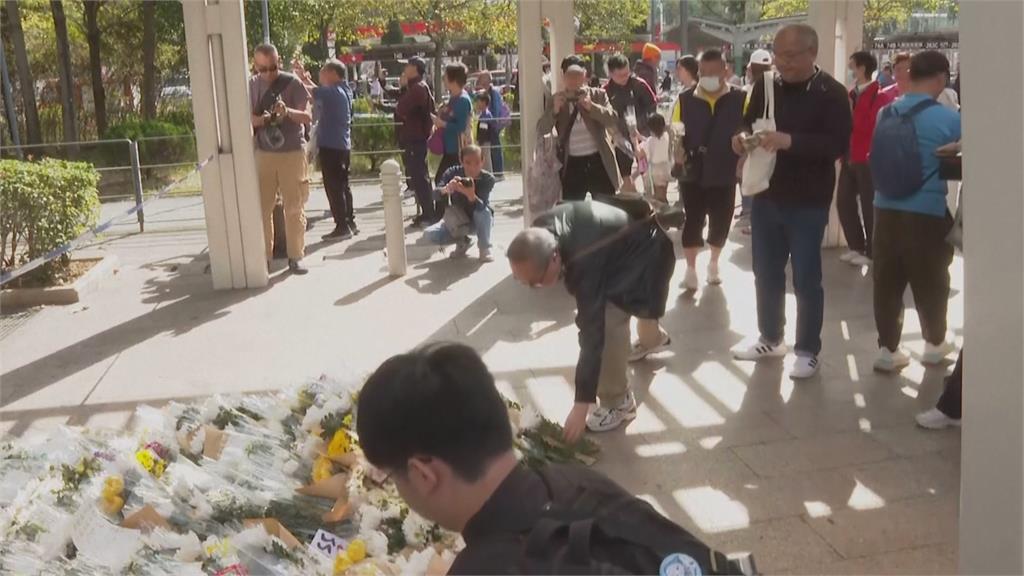 香港宏福苑大火災後餘悸猶存 老鄰居見面團抱問暖