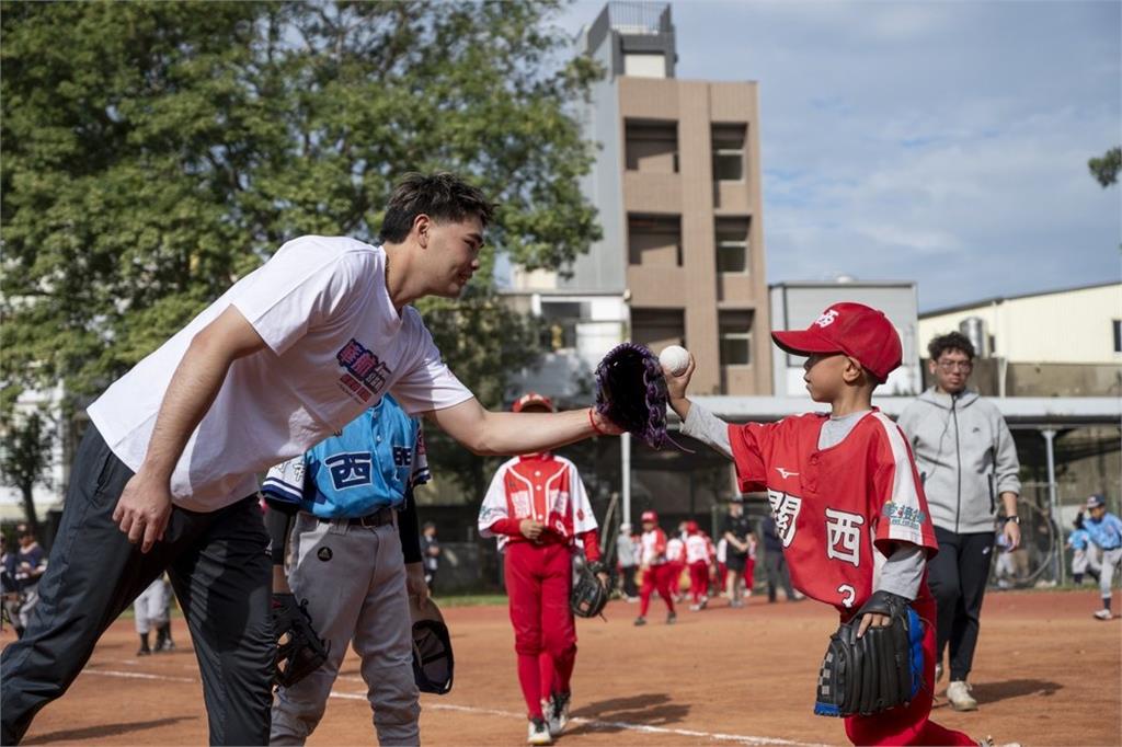 棒球/旅美雙雄海盜鄭宗哲、陳柏毓當教練!前進新竹辦公益棒球營指導小球員