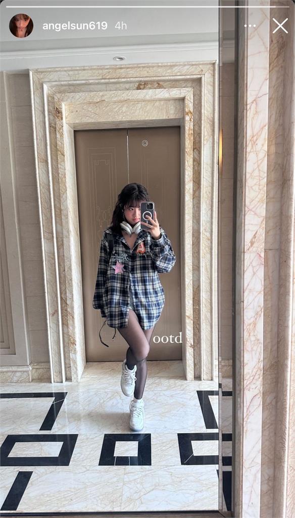 18歲梧桐妹「黑絲蜜腿」飄女人味!襯衫沒扣「身形看光」網驚:沒穿?