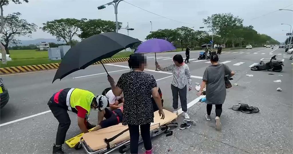 快新聞／暖心！ 女騎士烈日車禍被撞飛倒地　路人幫撐傘遮陽