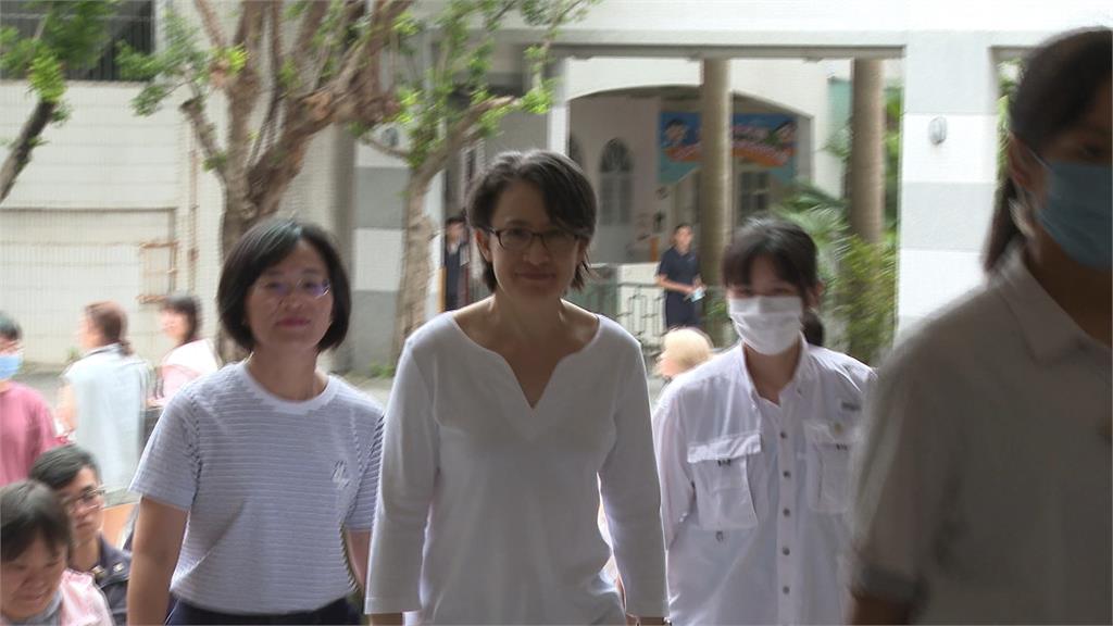 蕭美琴投完票與民眾打招呼　侯友宜陪同張智倫投票