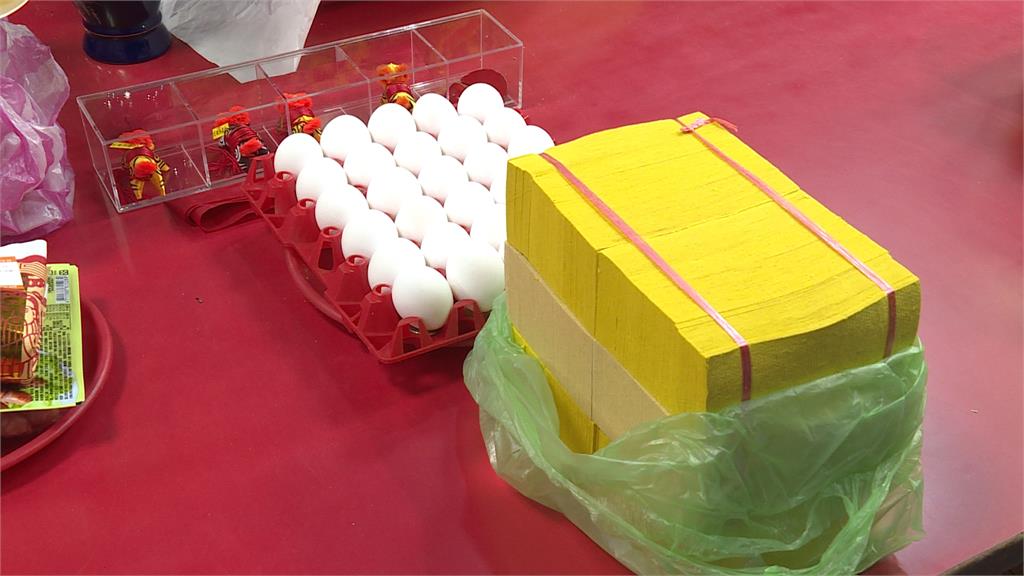 拜「虎爺」民眾拿整盒蛋當供品　一轉身就被偷！