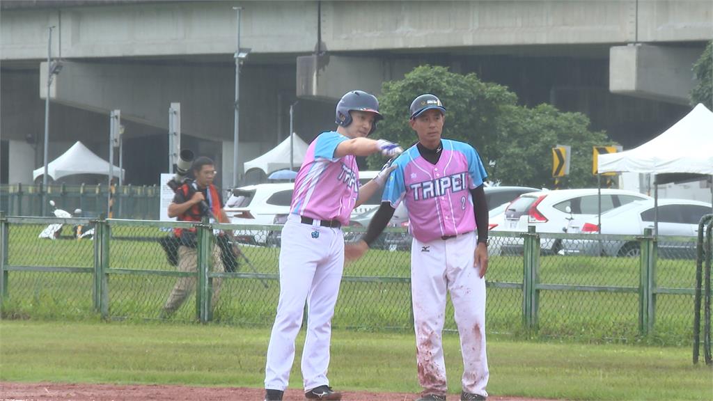 世壯運慢壘賽「雙北市長PK」 雨中奮戰70分鐘!台北9:3勝出