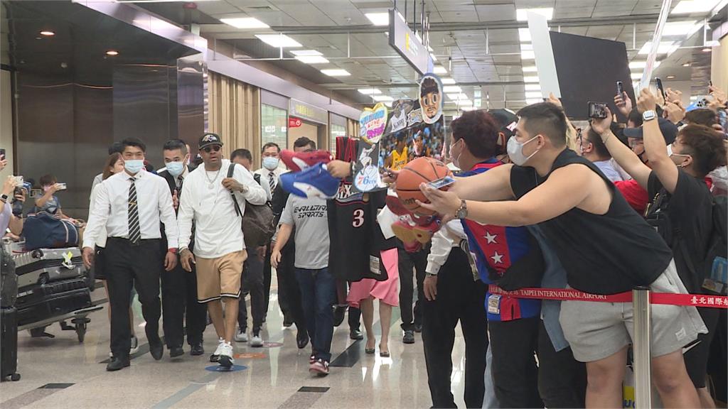 NBA「戰神」艾佛森飛抵台灣 鐵粉支持20年親見本人超感動