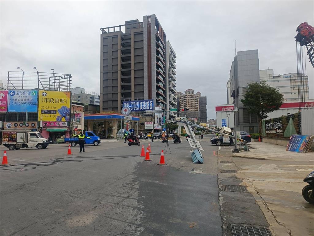 快新聞/三重出事了!男駕吊桿車疑忘收吊臂 扯斷紅綠燈畫面曝