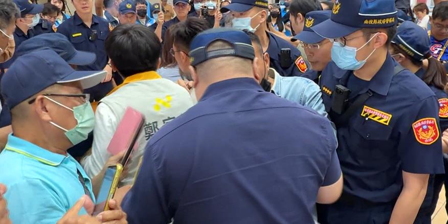 名間焚化爐二階會　自救會遙請「濁水媽」現場點香爆衝突