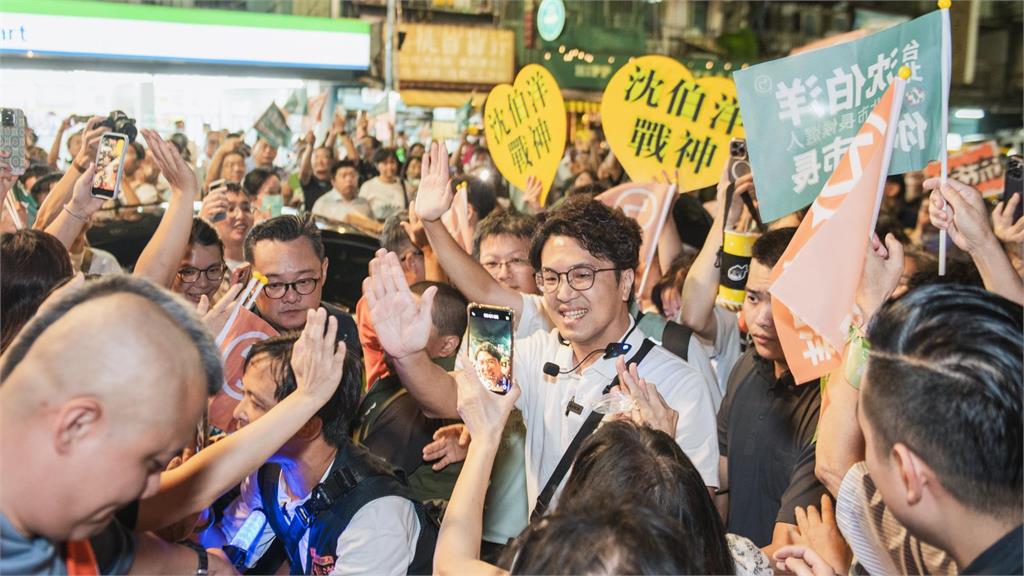 快新聞／「洋流」擠爆南機場夜市！沈伯洋掃街寸步難行　粉絲自製手燈狂閃