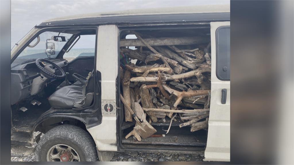 撿拾440kg漂流木堆滿廂型車　2民眾稱「當柴燒」