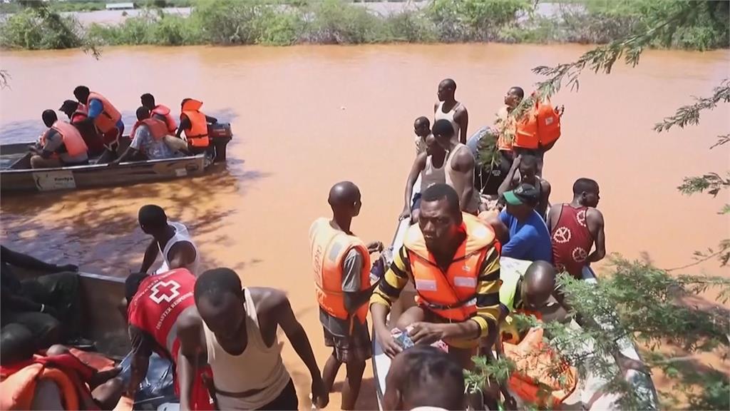 連日大雨！肯亞水壩潰壩河堤遭沖垮　逾40人死亡、多人下落不明