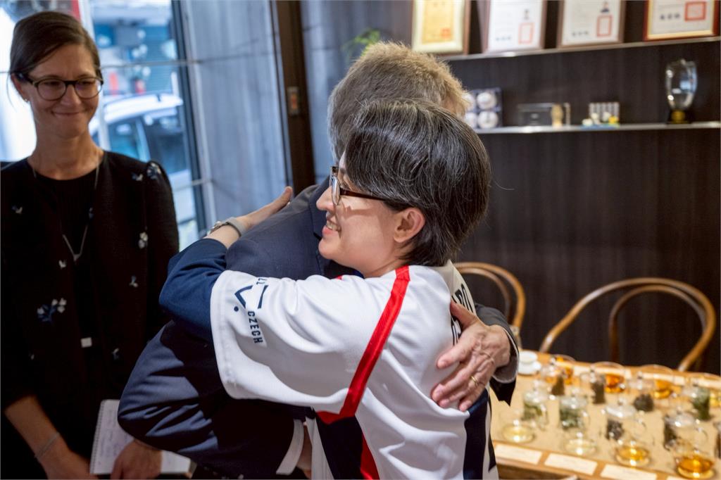 快新聞/蕭美琴贈球衣!捷克議長韋德齊訪大稻埕品台灣茶 盼深化民主合作