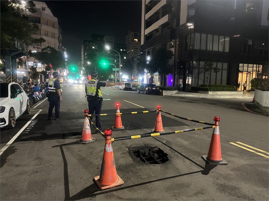 高雄前金區有天坑！2電動車經過釀車損