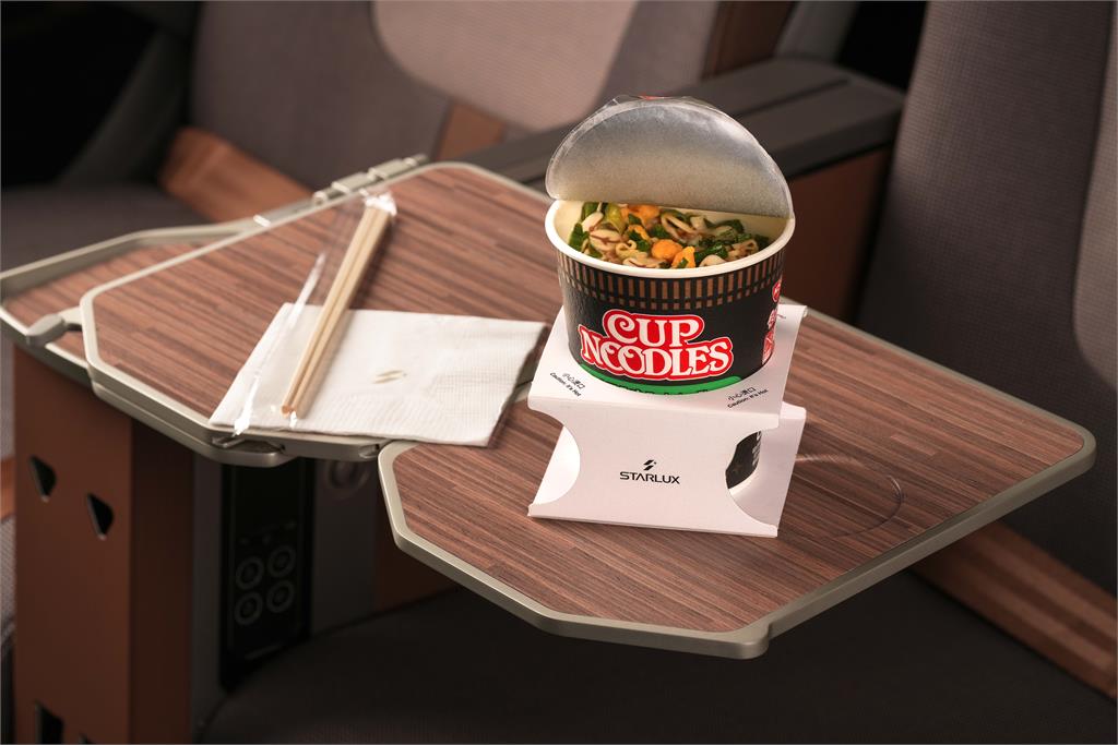 來一杯大的！星宇航空攜手日清食品推出巨無霸泡麵杯包