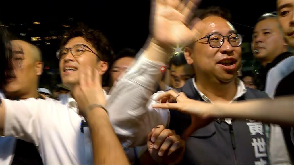 洋流外溢桃園！沈伯洋力挺學長黃世杰　人潮擠爆中壢夜市